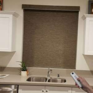 Рулонная штора Somfy Sonesse 40 RTS, коричневый, blackout, пульт, 0.5 м